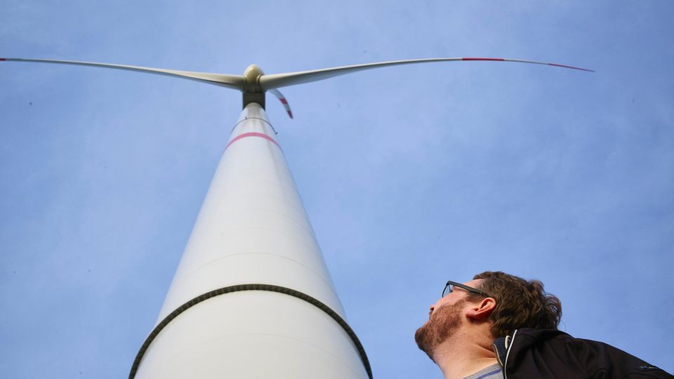 Dreckige Cloud: Windcloud-Chef Karl Rabe vor einem der Windräder im Windpark Barderup in Nordfriesland. Allein mit der Energie aus dem Wind betreibt er ein Rechenzentrum. Die IT produziert weltweit genauso viel Schadstoffe wie der Flugverkehr. Windcloud-Chef Karl Rabe vor einem der Windräder im Windpark Barderup in Nordfriesland. Allein mit der Energie aus dem Wind betreibt er ein Rechenzentrum. Die IT produziert weltweit genauso viel Schadstoffe wie der Flugverkehr.