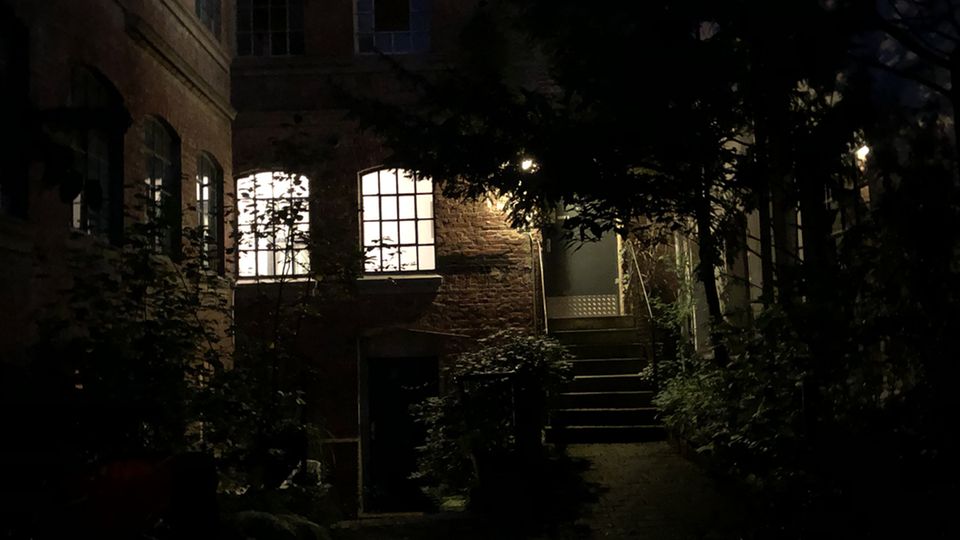 Aufnahme bei Nacht. Die Bedingungen sind schwierig: Es ist sehr dunkel, stellenweise gibt es aber sehr viel Licht (etwa die Fenster). Dafür kann sich das Ergebnis sehen lassen.