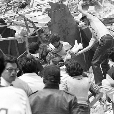 Erdbeben in Mexiko 1985: Bergung eines verletzten Kindes