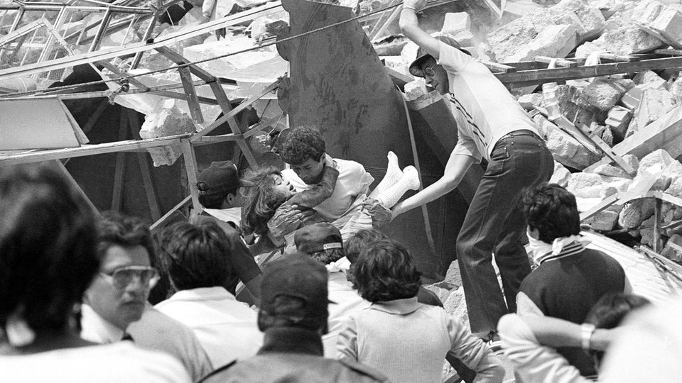 Erdbeben in Mexiko 1985: Bergung eines verletzten Kindes