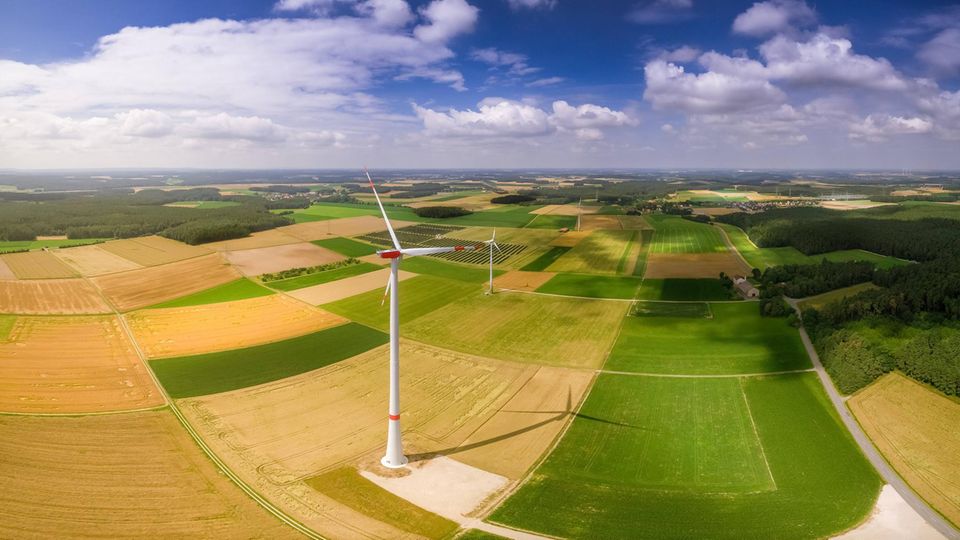 Dreckige Cloud: Schön platt, gut Wind - Schleswig Holstein versorgt sich zu einem großen Teil über Windkraft mit Strom. Exportieren können die Nordfriesen ihren Windenergie jedoch nicht - es gibt keine Stromtrassen in den Süden. Schön platt, gut Wind - Schleswig Holstein versorgt sich zu einem großen Teil über Windkraft mit Strom. Exportieren können die Nordfriesen ihren Windenergie jedoch nicht - es gibt keine Stromtrassen in den Süden.