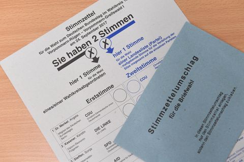 Links wird die Erststimme abgegeben, recht die Zweitstimme für die Bundestagswahl
