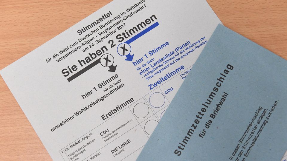 Links wird die Erststimme abgegeben, recht die Zweitstimme für die Bundestagswahl