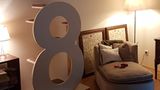 Eine einfache "8" im Wohnzimmer-Schummerlicht.