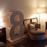 Eine einfache "8" im Wohnzimmer-Schummerlicht.