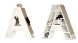 Kletterletter bietet alle Buchstaben des Alphabets als riesiges Katzenmöbel an. So sieht die 3D-Variante des "A" von vorne und hinten aus. Die Einzelanfertigungen kosten teilweise mehrere Tausend Euro.