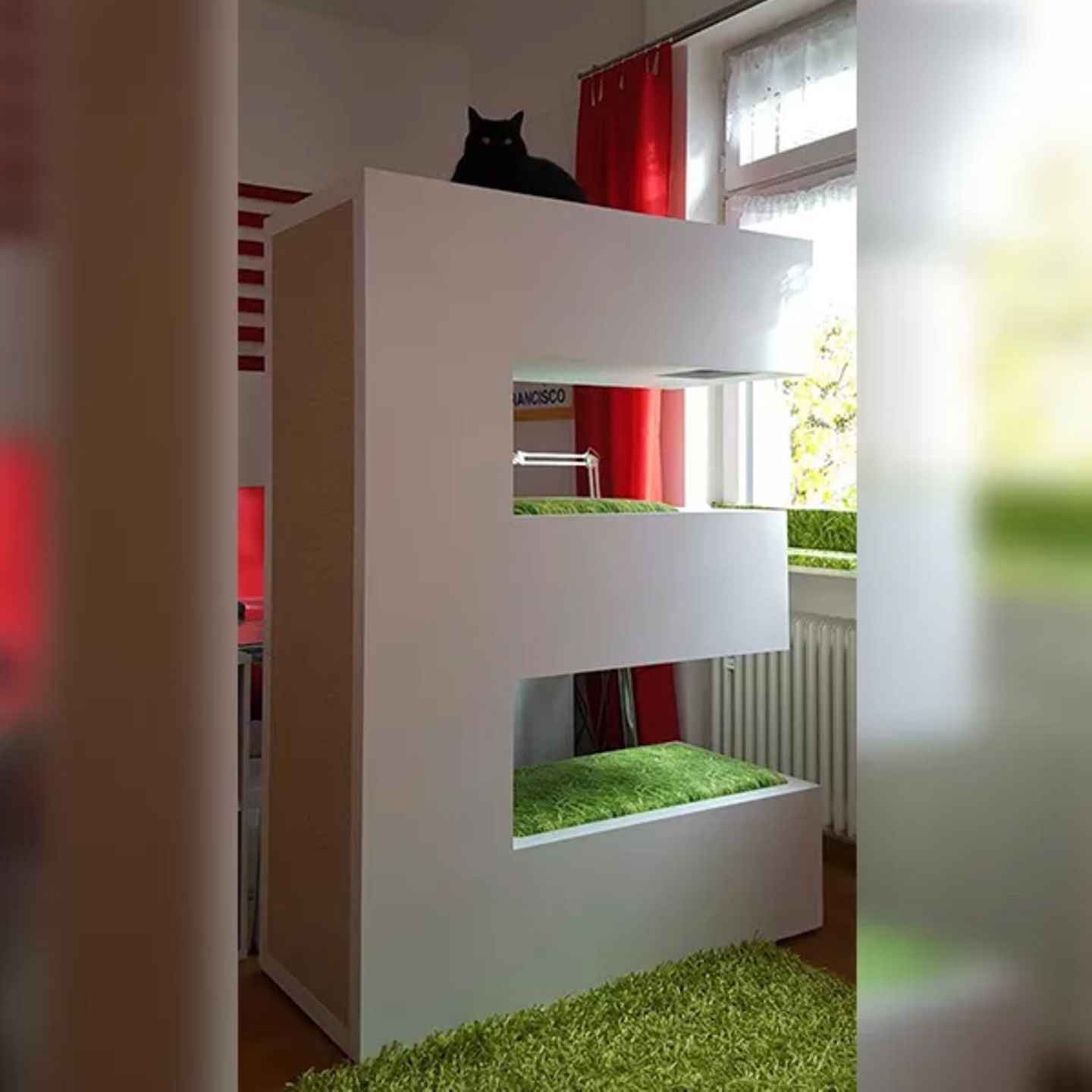 Für die mannsgroßen Katzenmöbel braucht man neben dem nötigen Kleingeld vor allem genug Platz.
