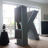 Keine Frage: Wer sich den Anfangsbuchstaben seiner Katze - oder seines eigenen Namens - ins Zimmer stellt, setzt ein nicht zu übersehendes Zeichen.