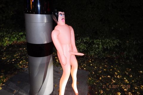 Lebensgroße Sexpuppe vor einer Radarfalle