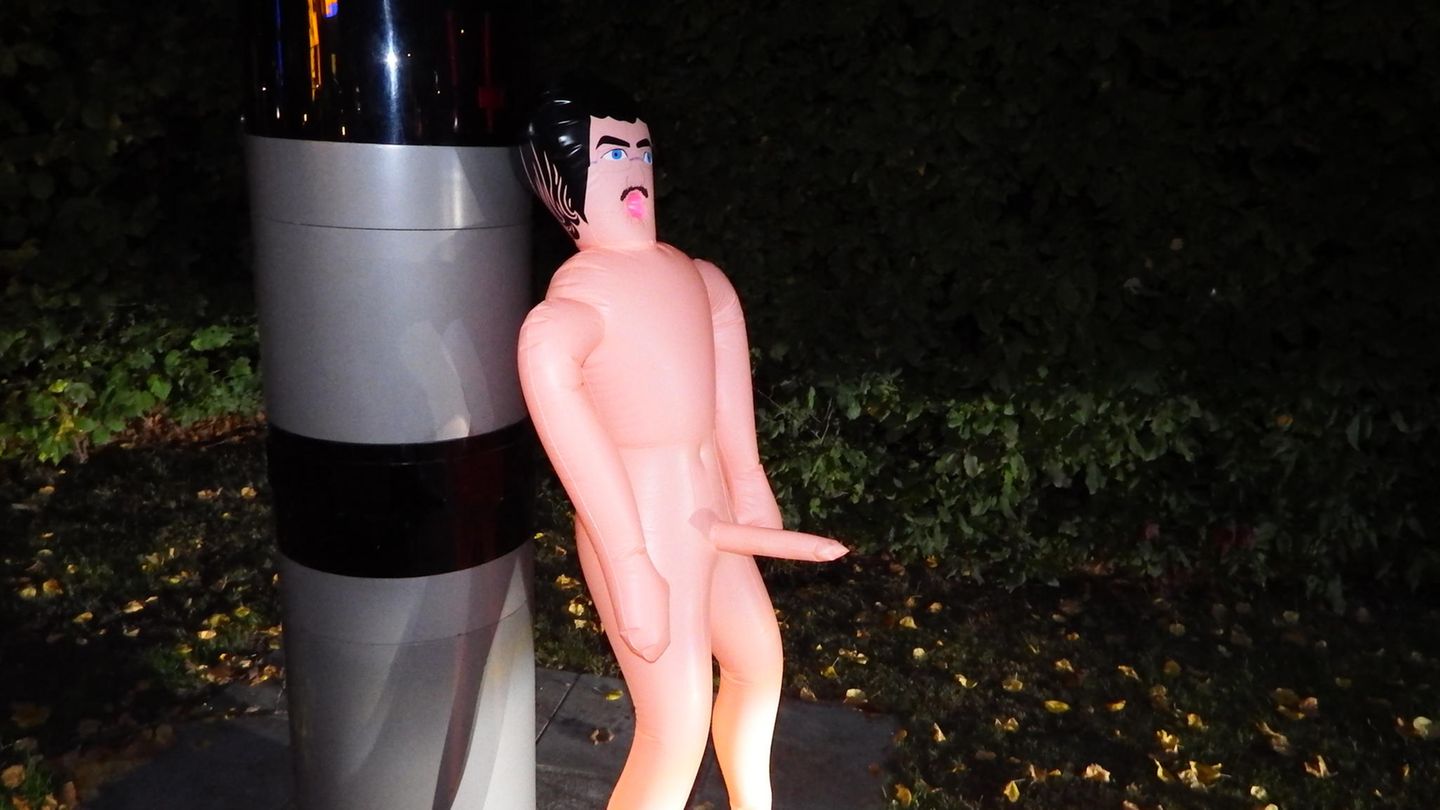 Lebensgroße Sexpuppe vor einer Radarfalle