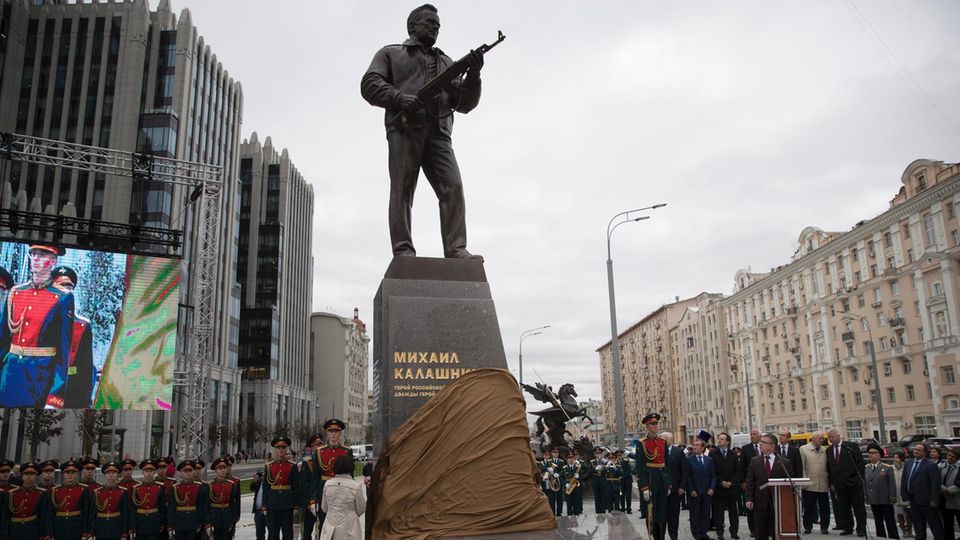 Kalaschnikow-Denkmal mit Nazi-Waffe Das Denkmal des Waffenentwicklers Michael Kalaschnikow wird am 19.09.2017 in Moskau (Russland) feierlich enthüllt