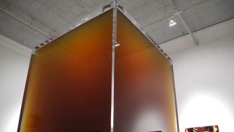 Die Installation "Pissed" des Künstlers Cassils steht in der Ausstellung "Monumental" in der Feldman Gallery in New York