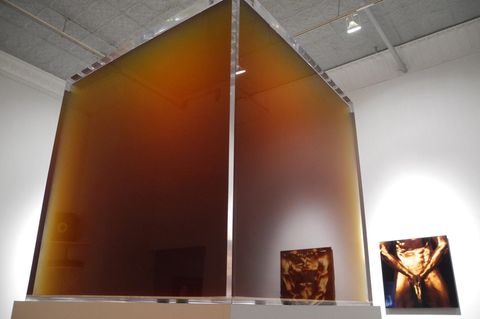Die Installation "Pissed" des Künstlers Cassils steht in der Ausstellung "Monumental" in der Feldman Gallery in New York
