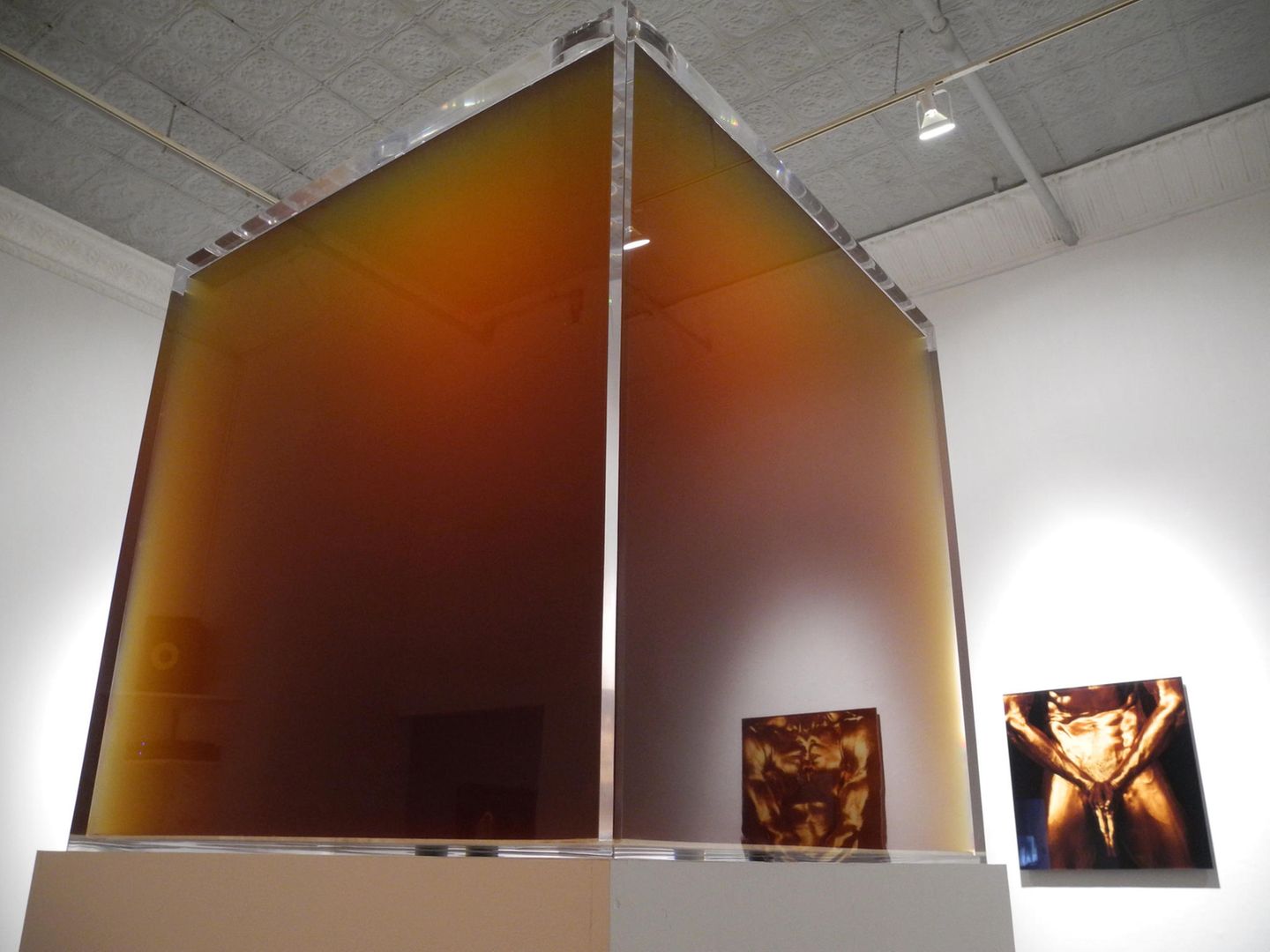 Die Installation "Pissed" des Künstlers Cassils steht in der Ausstellung "Monumental" in der Feldman Gallery in New York