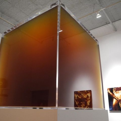 Die Installation "Pissed" des Künstlers Cassils steht in der Ausstellung "Monumental" in der Feldman Gallery in New York