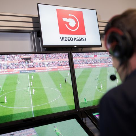 Ist nicht unfehlbar, hat nur bessere Voraussetzungen für seine Entscheidung: Der Videoschiedsrichter in der Bundesliga