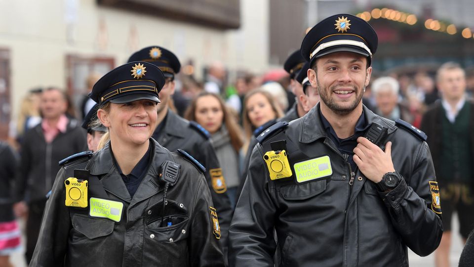 Wiesnwache 2017 Oktoberfest Oktoberfest 2017: So witzig twittert die Münchner Polizei vom Saufgelage