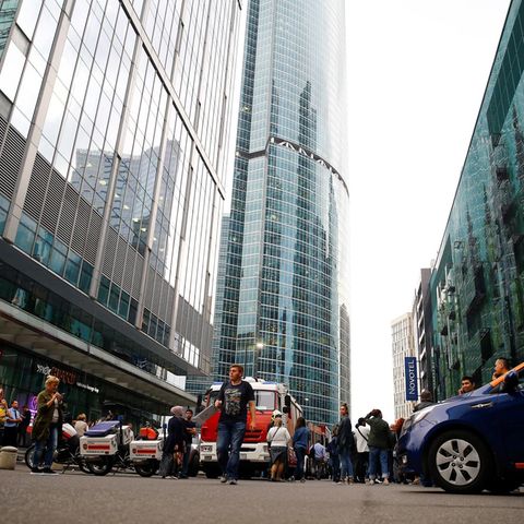 Russland: In Moskau wir nach einer Bombendrohung ein Einkaufszentrum evakuiert.