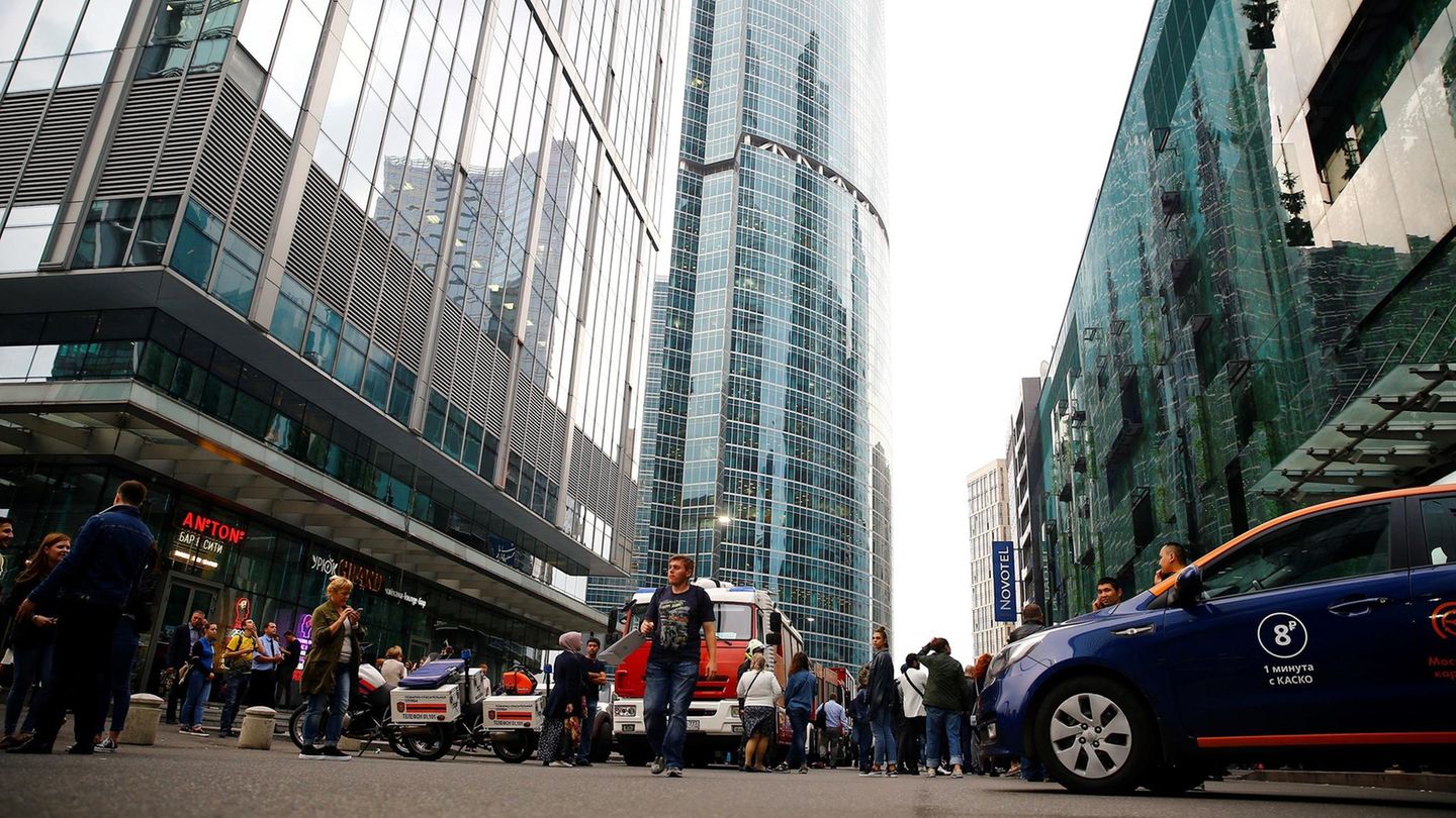 Russland: In Moskau wir nach einer Bombendrohung ein Einkaufszentrum evakuiert.