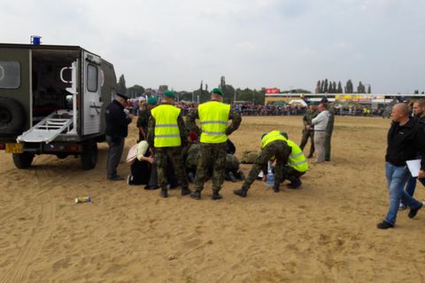 Militärschau in Prag: Rettungskräfte und Soldaten versorgen verletzte Personen