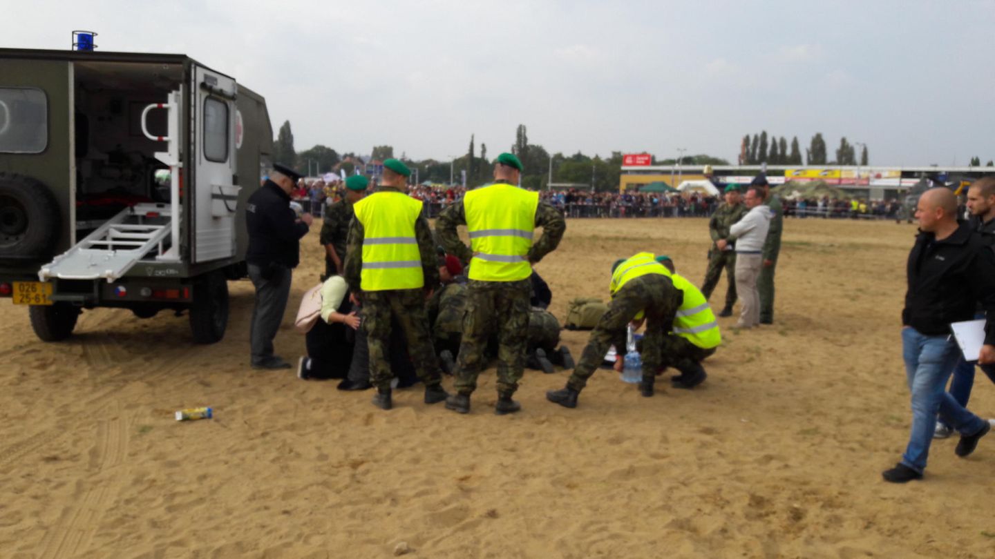 Militärschau in Prag: Rettungskräfte und Soldaten versorgen verletzte Personen