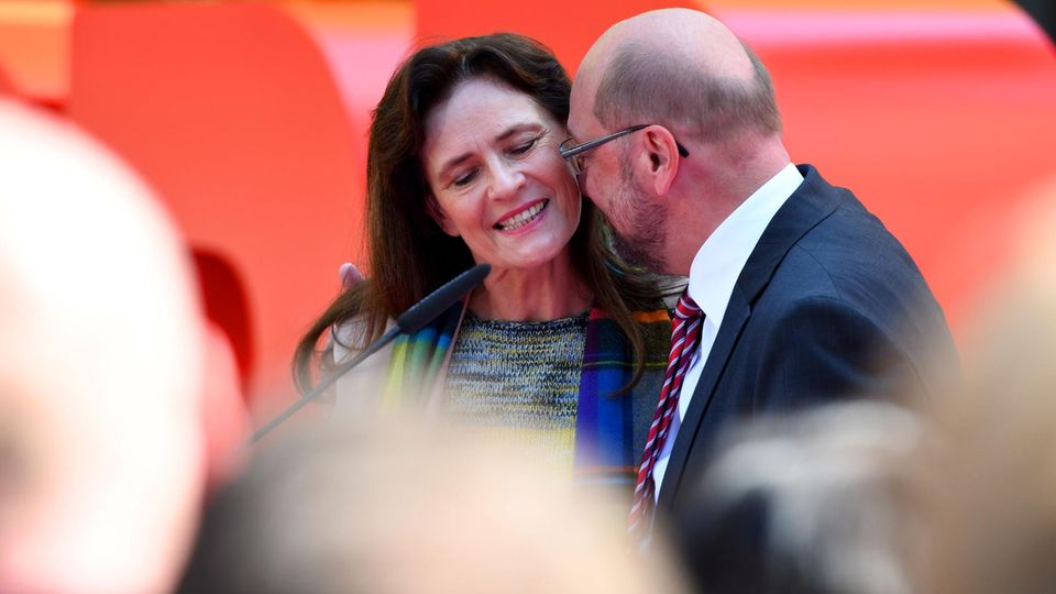 SPD-Kanzlerkandidat Martin Schulz küsst seine Frau Inge SPD-Kanzlerkandidat Martin Schulz küsst seine Frau Inge