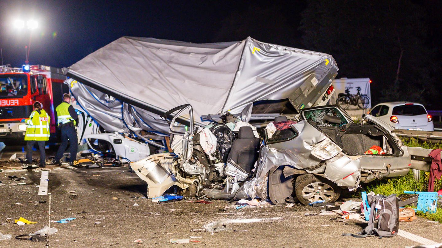 Die drei Insassen des Wagens - zwei Frauen und ein Mann - starben noch am Unfallort