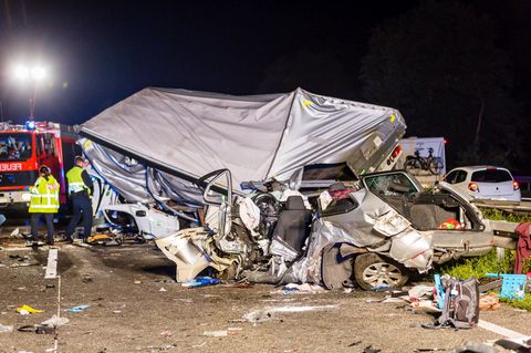 Die drei Insassen des Wagens - zwei Frauen und ein Mann - starben noch am Unfallort