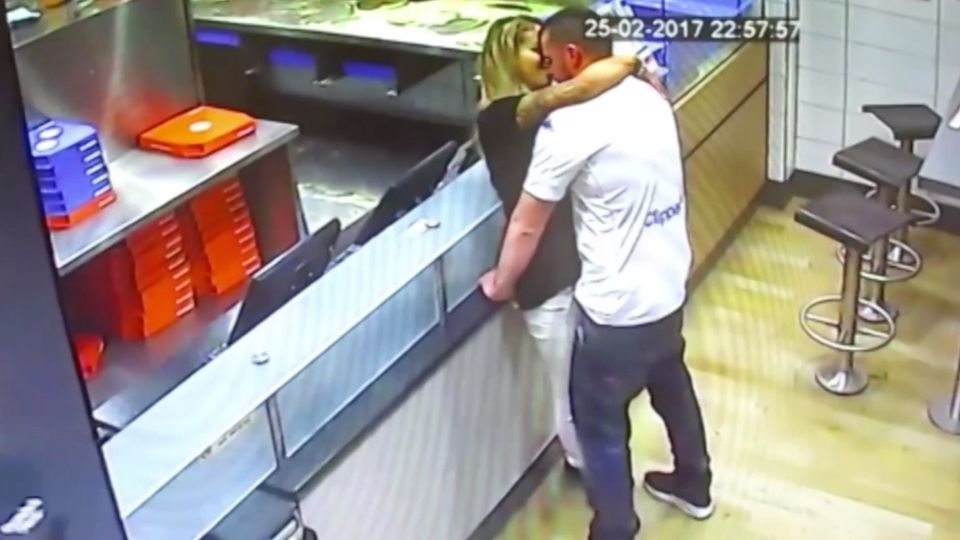 Pärchen hat Sex beim Pizzaholen und muss dafür vor Gericht Pärchen hat Sex beim Pizzaholen und muss dafür vor Gericht