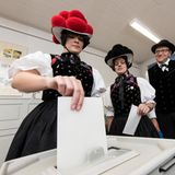 Hornberg-Reichenbach, Baden-Württemberg: Besonders in kleineren Gemeinden ist das Tragen einer Tracht am Wahltag populär.