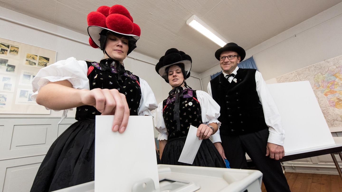 Hornberg-Reichenbach, Baden-Württemberg: Besonders in kleineren Gemeinden ist das Tragen einer Tracht am Wahltag populär.