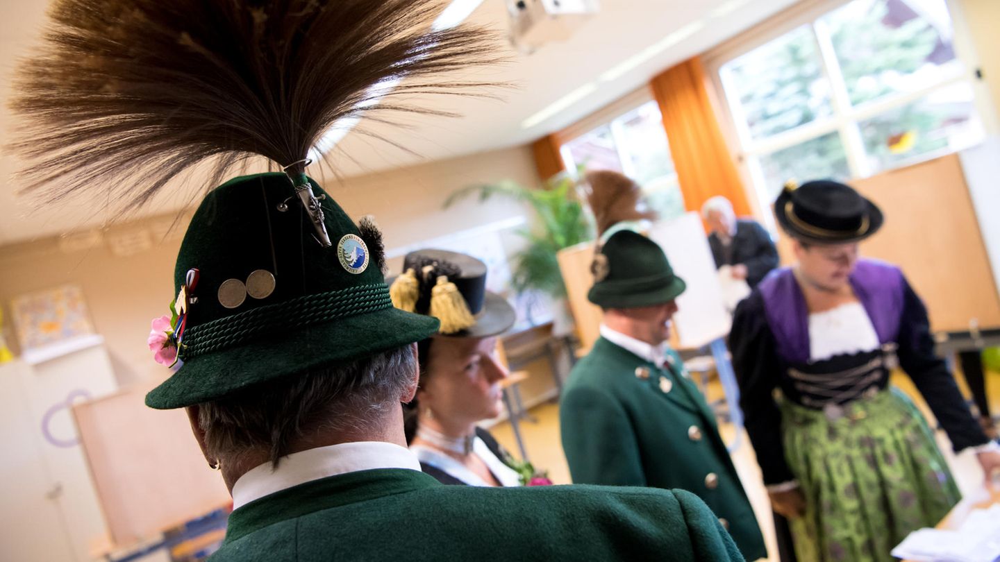 Unterwössen, Bayern: Diese Männer und Frauen aus dem Landkreis Traunstein sind in bayerischer Tracht zur Stimmabgabe erschienen
