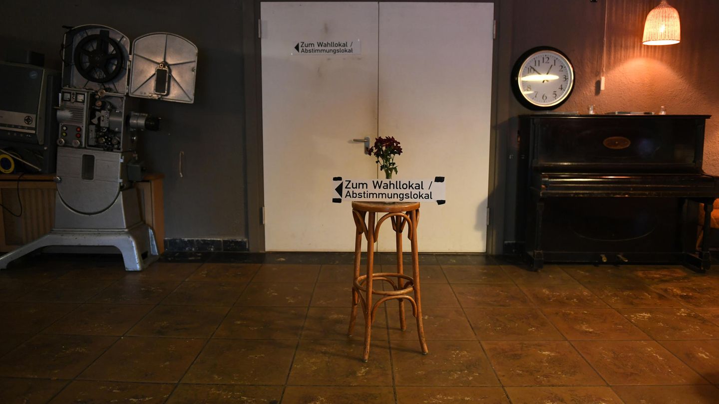 Kleinmachnow, Brandenburg: In der 20.000 Einwohner-Gemeinde wird in einem Kino gewählt. Ein Hinweisschild zeigt den Wählerinnen und Wählern den Weg zur Wahl-Urne.