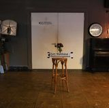 Kleinmachnow, Brandenburg: In der 20.000 Einwohner-Gemeinde wird in einem Kino gewählt. Ein Hinweisschild zeigt den Wählerinnen und Wählern den Weg zur Wahl-Urne.