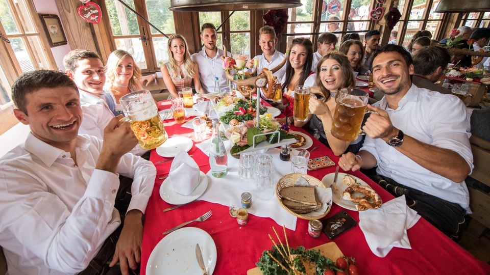 Spieler des FC Bayern München auf dem Oktoberfest
