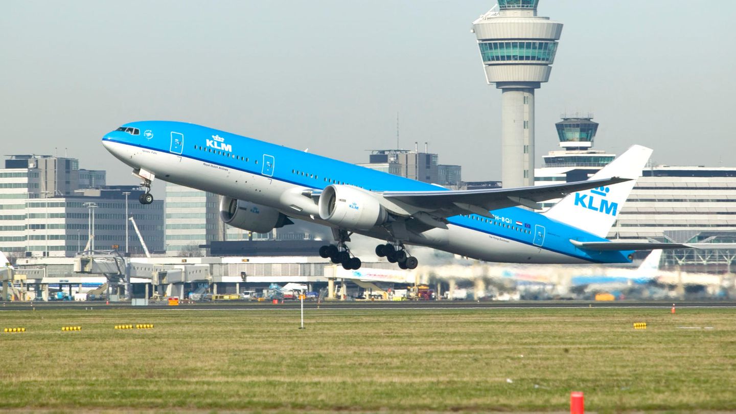 Eine Boeing 777-200 von KLM verlor mitten im Flug ein Teil der Rumpfverkleidung