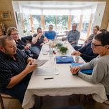 Elisabeth-Sophien Koog, Schleswig-Holstein: Im Norden geht es gemütlich zu: In der kleinen Gemeinde Elisabeth-Sophien Koog versammeln sich Wähler und Wählerinnen zur Stimmabgabe im Wohnzimmer der Bürgermeisterin. Deren Wohnhaus ist Wahllokal für 35 wahlberechtigte Bürger.