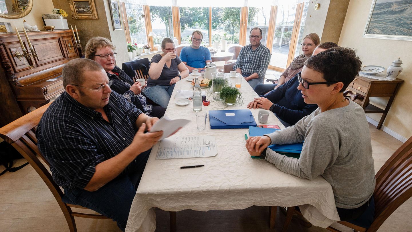 Elisabeth-Sophien Koog, Schleswig-Holstein: Im Norden geht es gemütlich zu: In der kleinen Gemeinde Elisabeth-Sophien Koog versammeln sich Wähler und Wählerinnen zur Stimmabgabe im Wohnzimmer der Bürgermeisterin. Deren Wohnhaus ist Wahllokal für 35 wahlberechtigte Bürger.