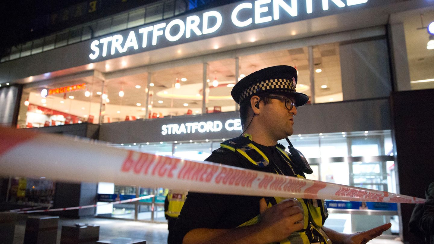 Rettungskräfte und Polizisten stehen bei einem Notfalleinsatz vor dem Stratford Center in London
