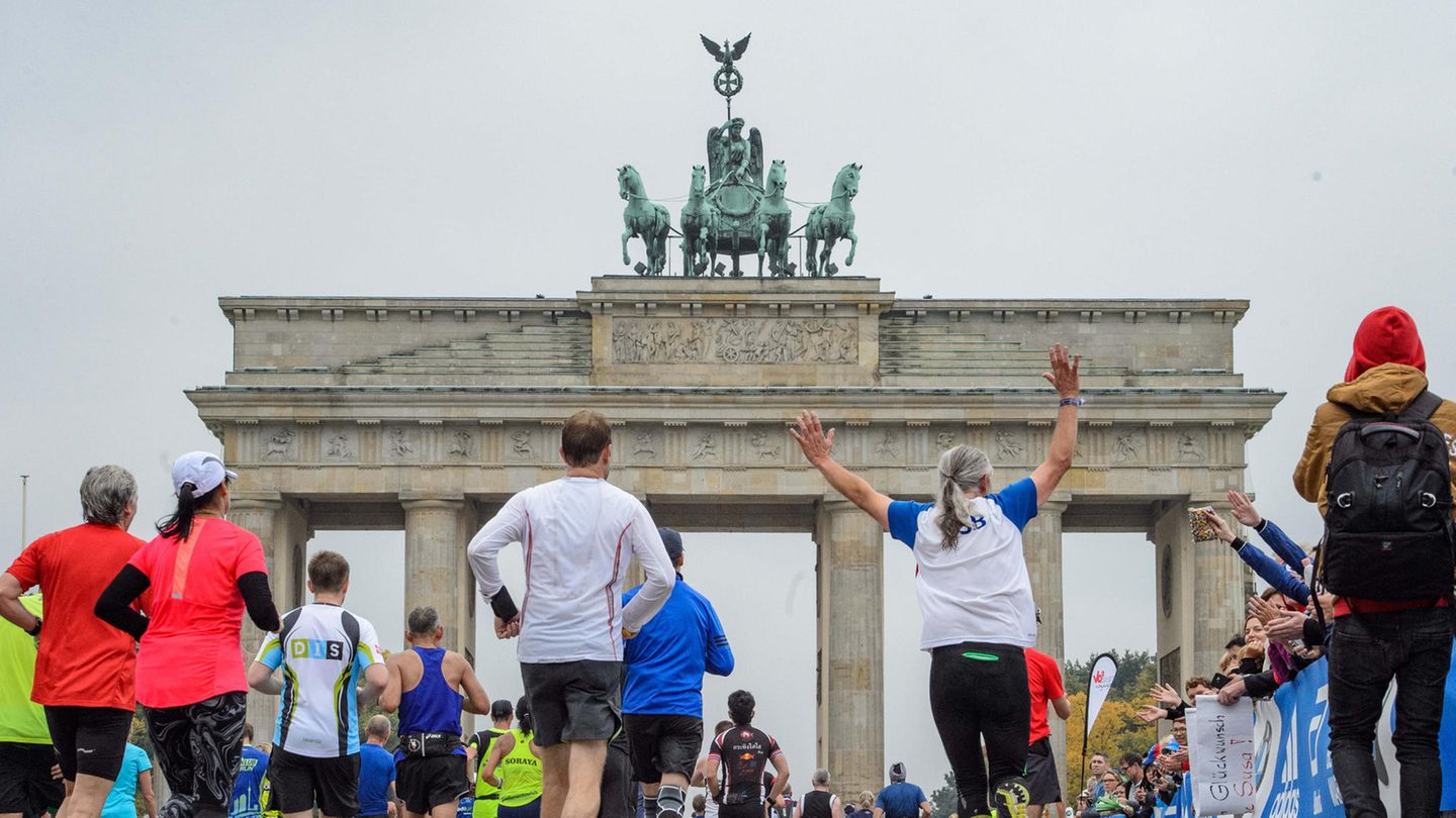 Teilnehmer des 44. Berlin-Marathon laufen auf das Brandenburger Tor zu