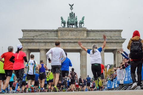 Teilnehmer des 44. Berlin-Marathon laufen auf das Brandenburger Tor zu