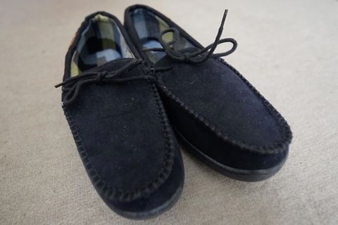 Böse Überraschung: Rentner bestellt gemütliche Slipper - doch die Sohle ist voller Hakenkreuze