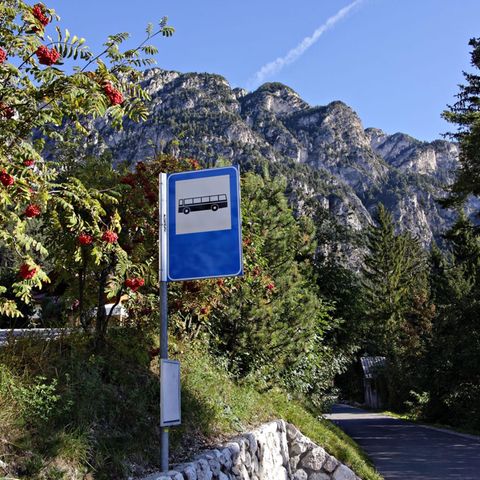 Eine Bergstraße in den Alpen