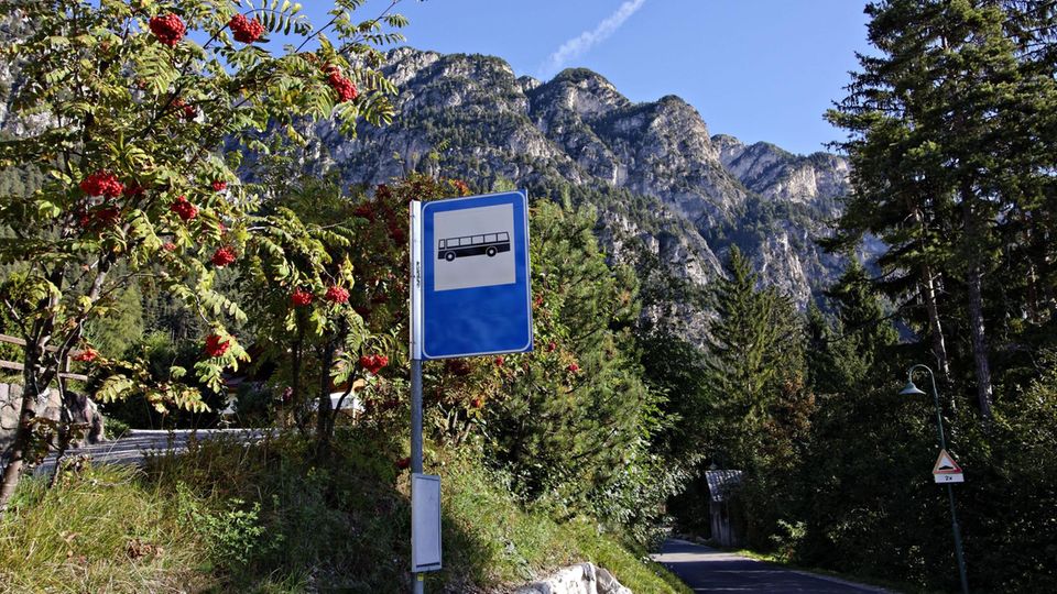 Eine Bergstraße in den Alpen