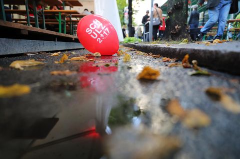 Erste Meldung zur Bundestagswahl: Ein Luftballon mit der Aufschrift "Schulz 2017"