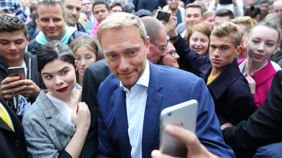 Christian Lindner bei einer Wahlkampfveranstaltung ein Selfie mit einer Anhängerin