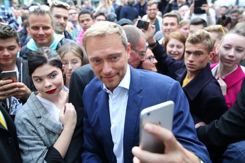 Christian Lindner bei einer Wahlkampfveranstaltung ein Selfie mit einer Anhängerin
