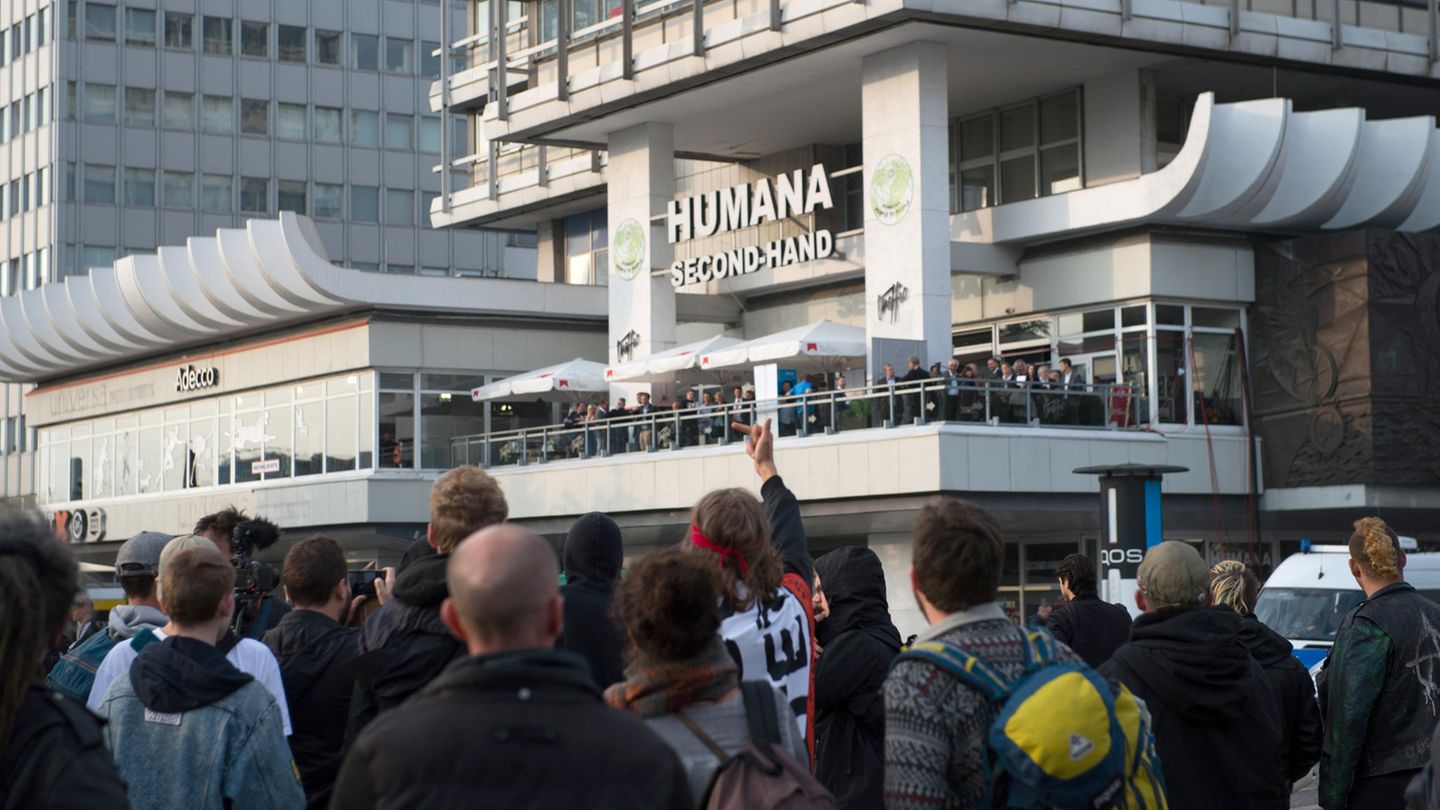 Demonstranten protestieren in Berlin vor einem Hochhaus gegen die Wahlparty der AfD, die in einem Club im unteren Teil des Gebäudes stattfindet. Die AfD wird Prognosen zufolge mit 13,5 Prozent als drittstärkste Kraft erstmals in den Bundestag einziehen.