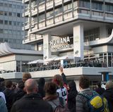 Demonstranten protestieren in Berlin vor einem Hochhaus gegen die Wahlparty der AfD, die in einem Club im unteren Teil des Gebäudes stattfindet. Die AfD wird Prognosen zufolge mit 13,5 Prozent als drittstärkste Kraft erstmals in den Bundestag einziehen.