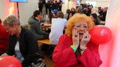 Berlin: Gäste der Wahlparty der SPD reagieren entsetzt auf die Veröffentlichung der ersten Prognosen zum Ausgang der Bundestagswahl 2017. Der aktuellen Hochrechnung zufolge kommt die SPD auf 20,9 Prozent der Stimmen.
